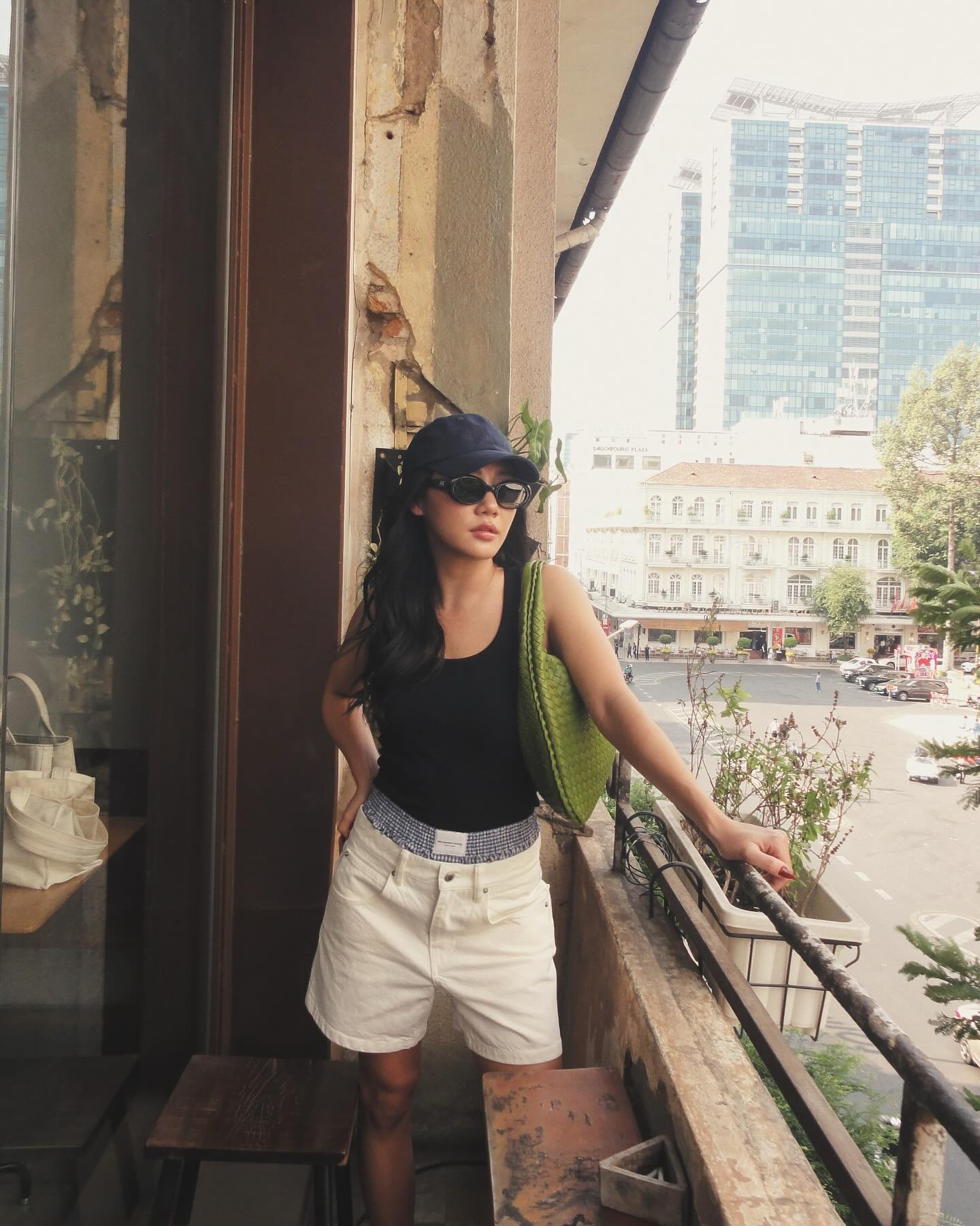 Phong cách diện đồ màu trung tính thanh lịch mà vẫn nổi bật của Văn Mai Hương-2