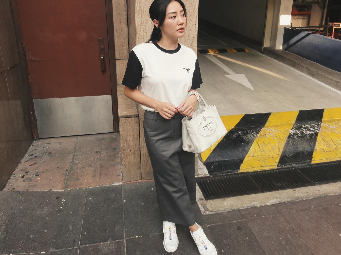 Phong cách diện đồ màu trung tính thanh lịch mà vẫn nổi bật của Văn Mai Hương-3