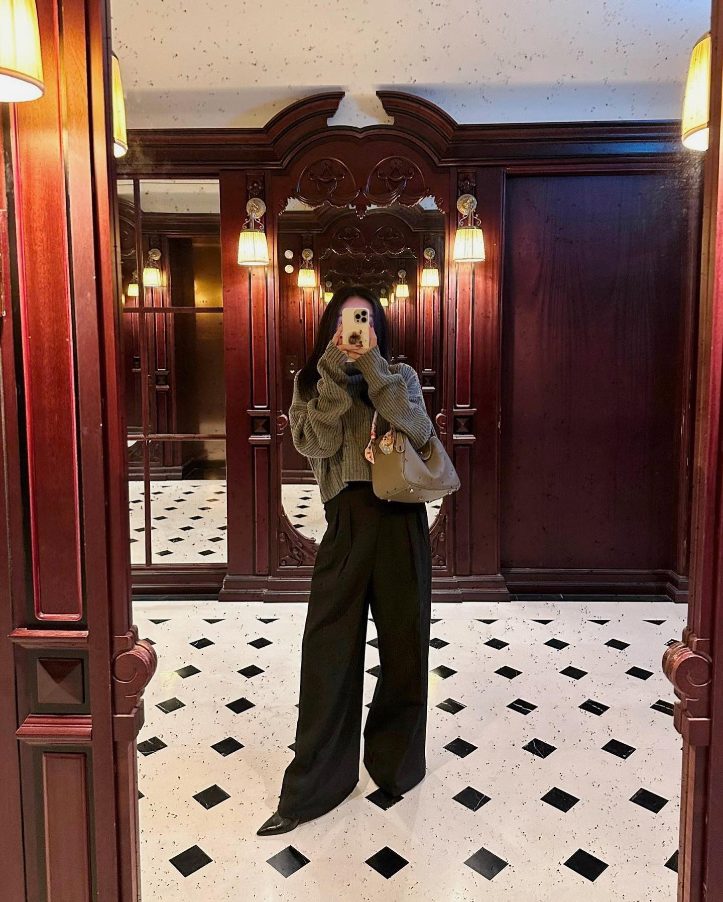 Phong cách diện đồ màu trung tính thanh lịch mà vẫn nổi bật của Văn Mai Hương-9