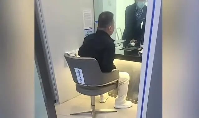 Đi ngân hàng bị nhân viên hỏi Rút tiền để làm gì?, người đàn ông phẫn nộ đòi hủy thẻ, càng điên tiết hơn với câu trả lời phía sau-1