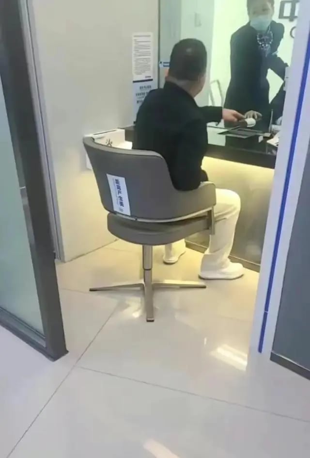 Đi ngân hàng bị nhân viên hỏi Rút tiền để làm gì?, người đàn ông phẫn nộ đòi hủy thẻ, càng điên tiết hơn với câu trả lời phía sau-2