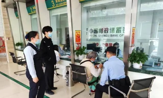 Đi ngân hàng bị nhân viên hỏi Rút tiền để làm gì?, người đàn ông phẫn nộ đòi hủy thẻ, càng điên tiết hơn với câu trả lời phía sau-3