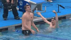 Ăn mừng quá lố khi về đích, kình ngư bị tước HCV trong nước mắt-1