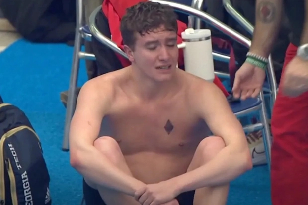 Ăn mừng quá lố khi về đích, kình ngư bị tước HCV trong nước mắt-2