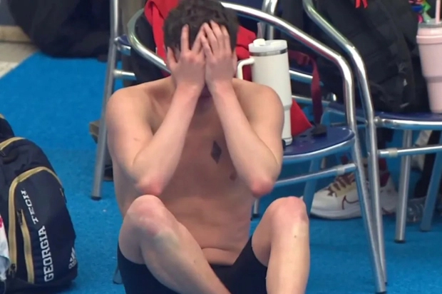 Ăn mừng quá lố khi về đích, kình ngư bị tước HCV trong nước mắt-3