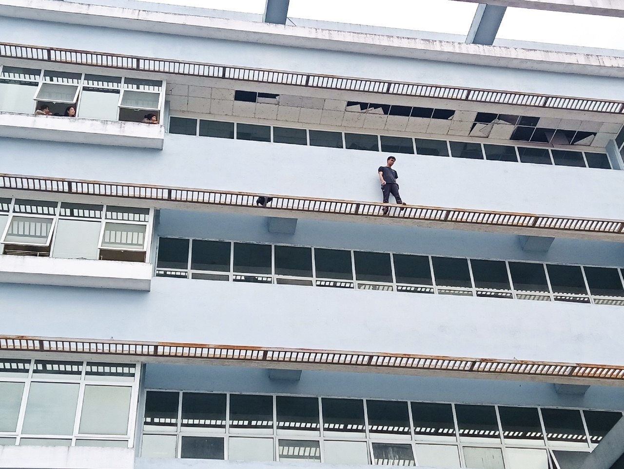 Vụ bảo vệ rơi từ tầng 7 khi ngăn bệnh nhân tự tử: Camera ghi lại khoảnh khắc thương tâm-1