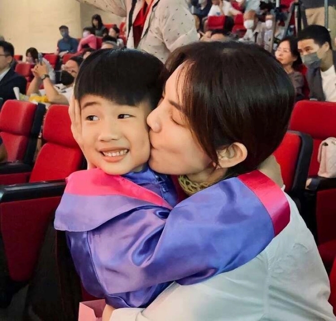 Đúng là miệng hại thân, đang có cuộc sống ai nấy ghen tỵ, nữ ca sĩ cao hứng tiết lộ 1 câu mà toang cả hình tượng mẹ đảm-2