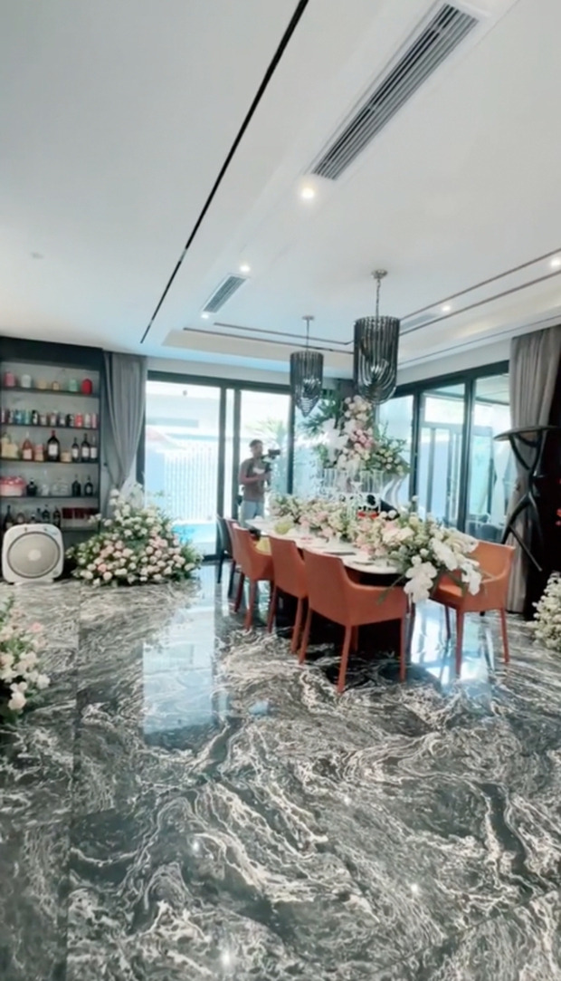 Đám cưới trĩu nặng vàng, kim cương và tiền đô hot nhất lúc này, danh tính cô dâu số hưởng chẳng ai xa lạ!-5