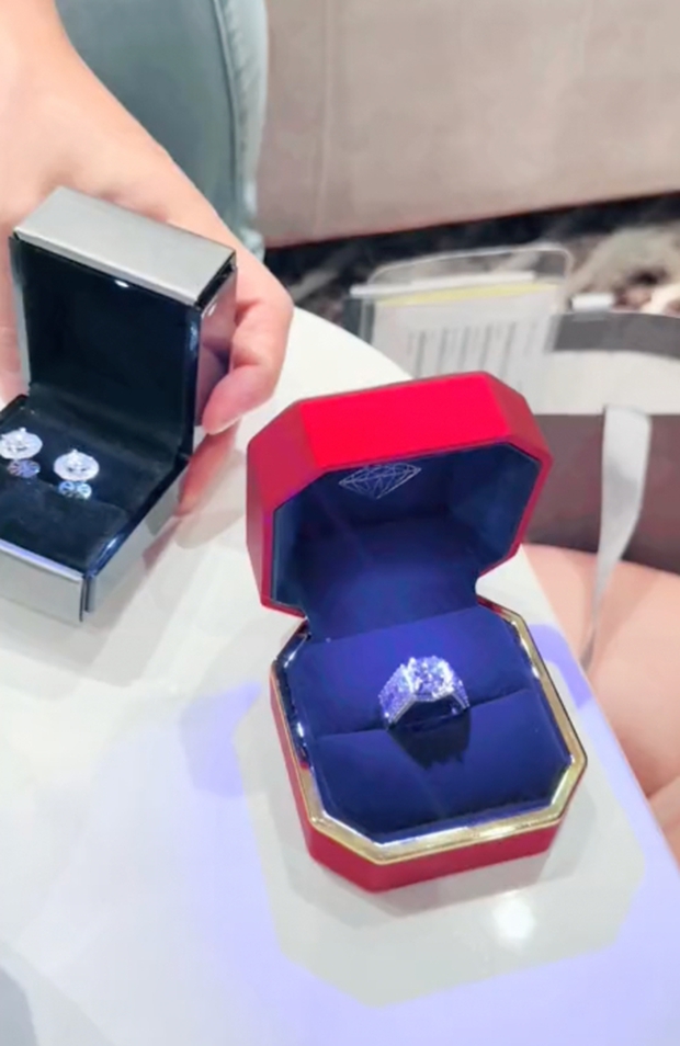 Đám cưới trĩu nặng vàng, kim cương và tiền đô hot nhất lúc này, danh tính cô dâu số hưởng chẳng ai xa lạ!-6