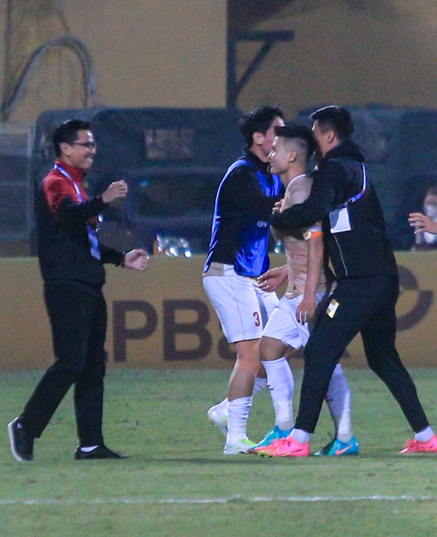 Lập siêu phẩm cho CLB CAHN, Quang Hải nói điều bất ngờ liên quan đến Chu Thanh Huyền trên sóng truyền hình-4