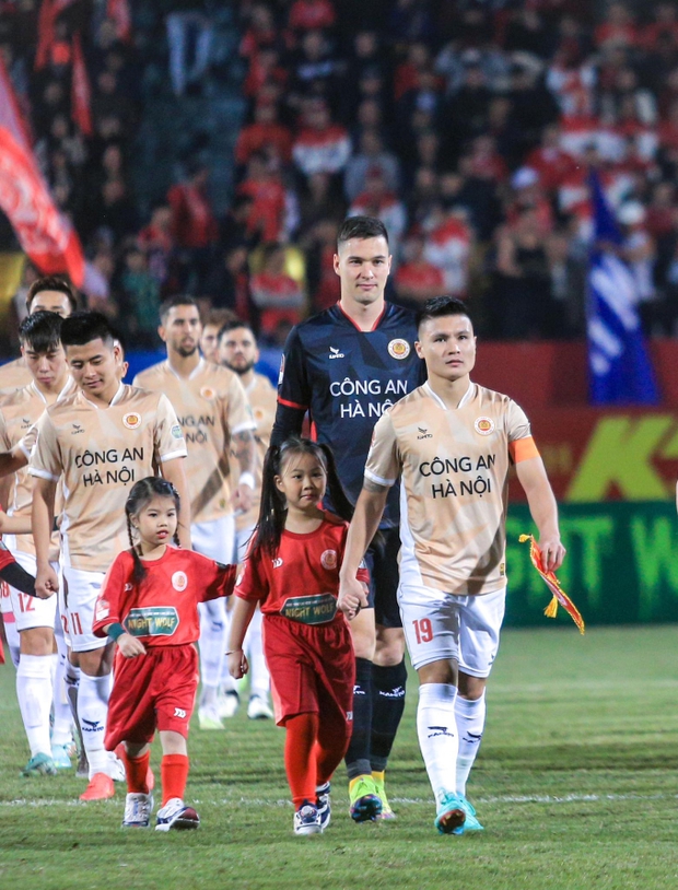 Lập siêu phẩm cho CLB CAHN, Quang Hải nói điều bất ngờ liên quan đến Chu Thanh Huyền trên sóng truyền hình-6