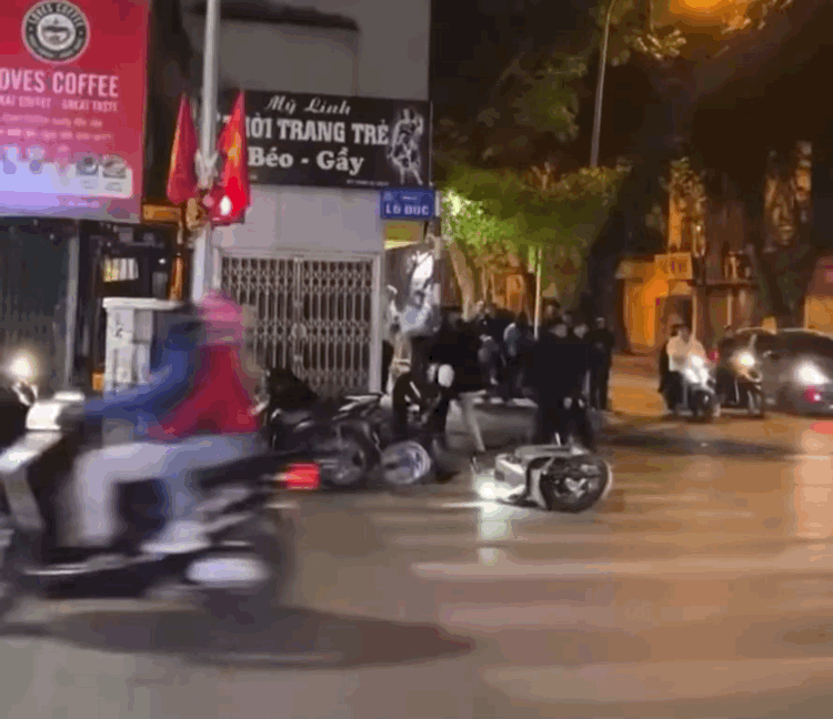 Điều tra nhóm thanh niên dùng xẻng ẩu đả ở phố Lò Đúc-1