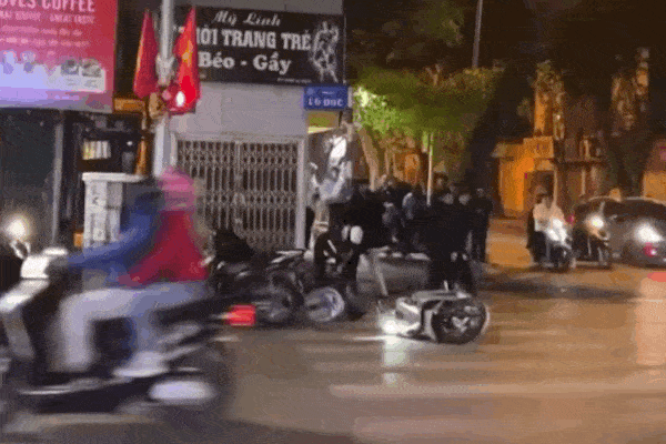 Ô tô lao vào gốc cây sau va chạm với 3 xe máy ở TPHCM-6