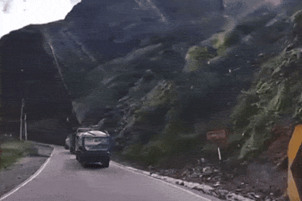 Clip: Tảng đá khổng lồ từ trên đồi rơi xuống, đè trúng xe tải