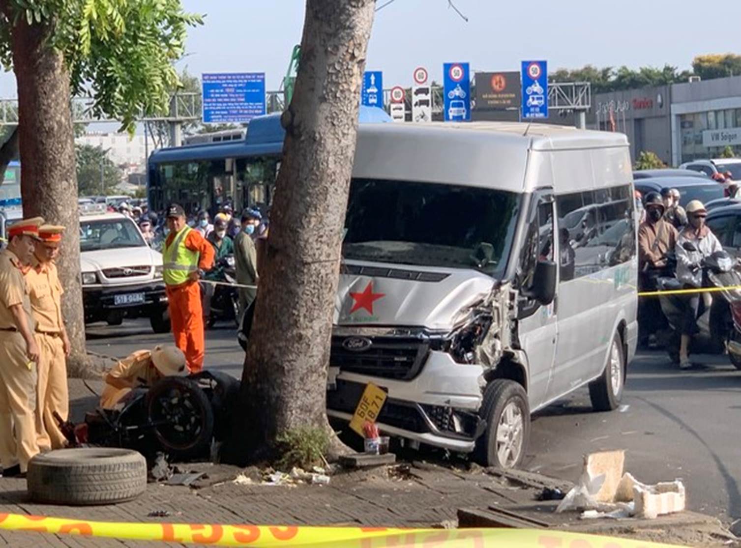 Ô tô lao vào gốc cây sau va chạm với 3 xe máy ở TPHCM-2