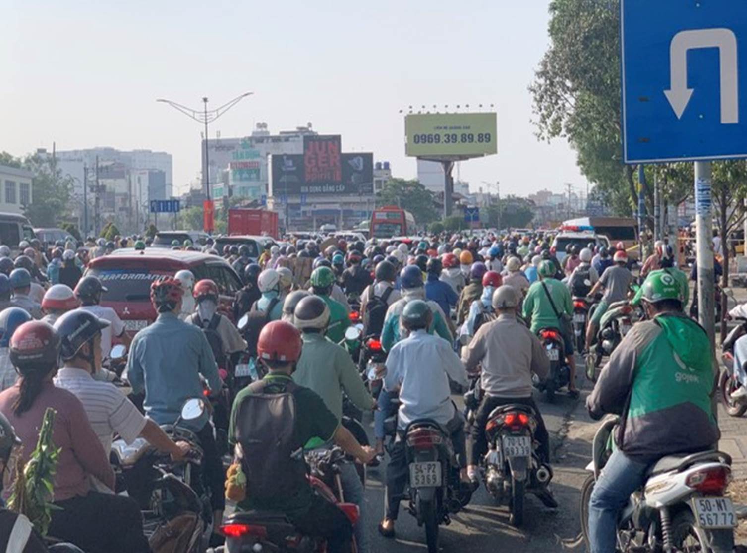 Ô tô lao vào gốc cây sau va chạm với 3 xe máy ở TPHCM-4