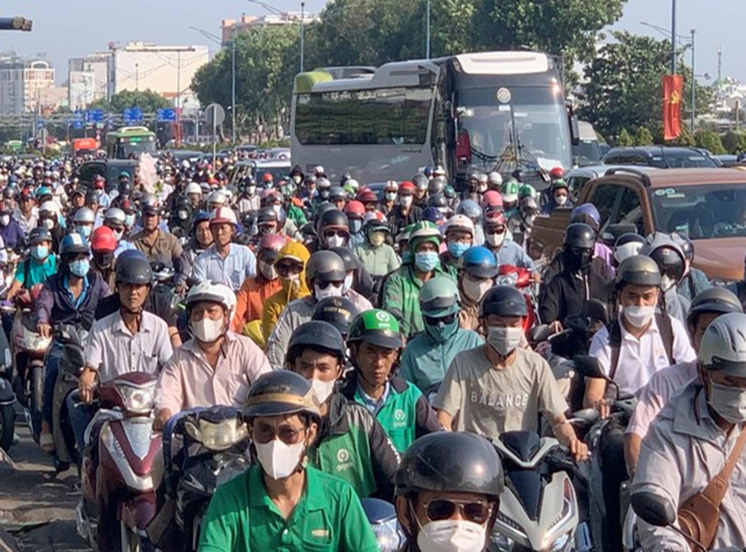 Ô tô lao vào gốc cây sau va chạm với 3 xe máy ở TPHCM-5