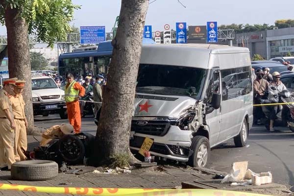 Tài xế lái xe 16 chỗ tông liên hoàn vào hai xe máy, nghi vấn do đột quỵ-3