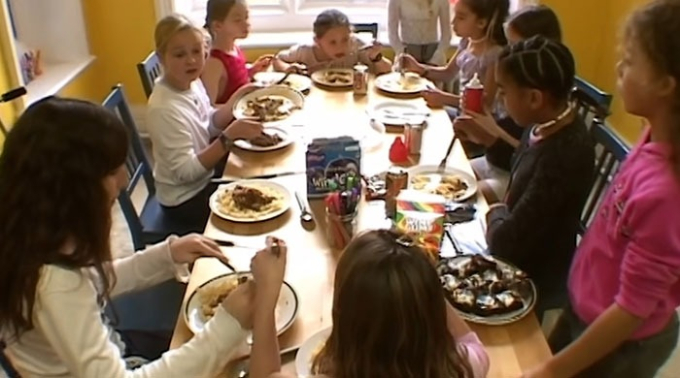 Thí nghiệm xã hội gây tranh cãi nhất lịch sử: 10 bé trai và 10 bé gái bị nhốt riêng nhà, kết cục khiến phụ huynh ân hận-7