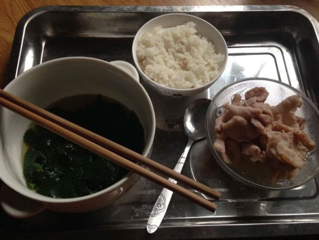 Vợ đòi ly hôn khi nhìn đến mâm cơm cữ, bức xúc nhất là câu nói từ chồng-1