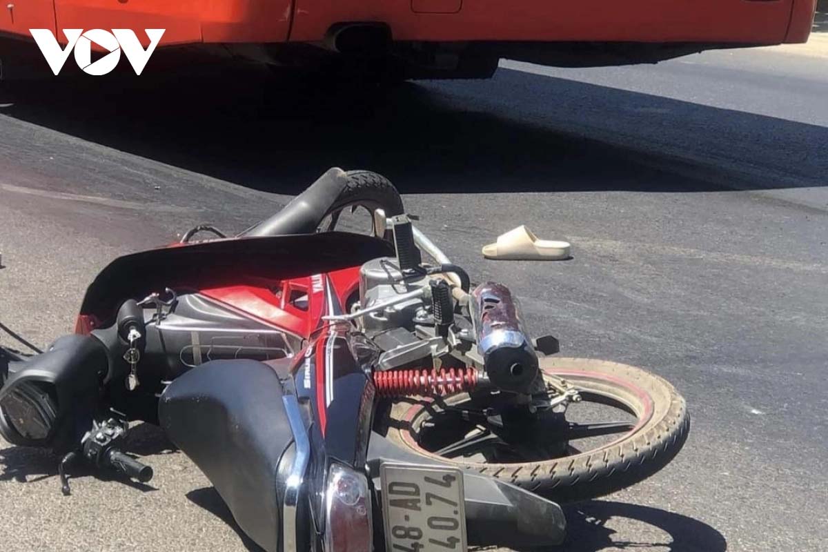 Xe khách Phương Trang vượt ẩu va chạm với xe máy làm 2 học sinh tử vong-1