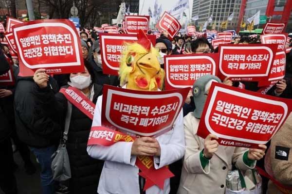 Khủng hoảng y tế Hàn Quốc: 30.000 bác sĩ và người thân xuống đường biểu tình, hơn 100 bệnh nhân phải cầu cứu bệnh viện quân đội-2
