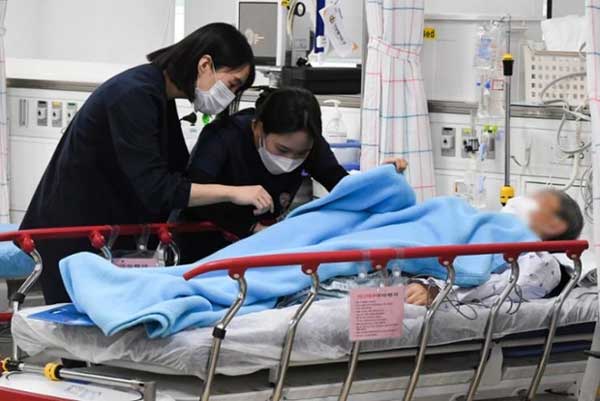 Khủng hoảng y tế Hàn Quốc: 30.000 bác sĩ và người thân xuống đường biểu tình, hơn 100 bệnh nhân phải cầu cứu bệnh viện quân đội-3