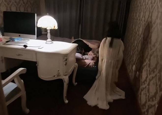 Ông bố hoảng loạn giữa đêm vì trò đùa nghịch ngợm của con gái, camera ghi lại khiến nhiều người chịu thua”-1