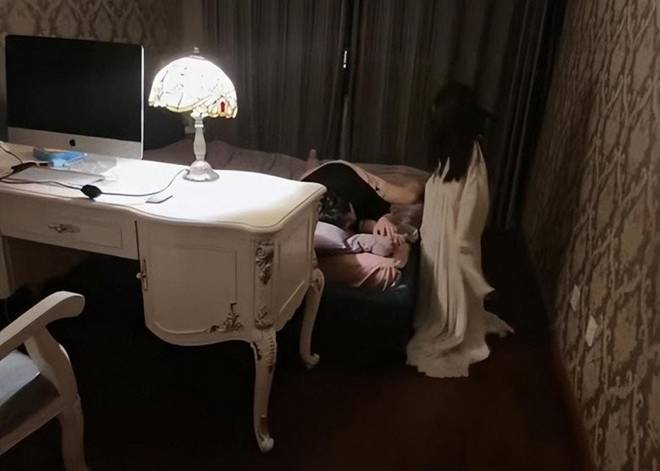 Ông bố hoảng loạn giữa đêm vì trò đùa nghịch ngợm của con gái, camera ghi lại khiến nhiều người chịu thua”-2