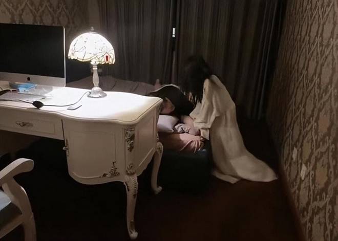 Ông bố hoảng loạn giữa đêm vì trò đùa nghịch ngợm của con gái, camera ghi lại khiến nhiều người chịu thua”-3