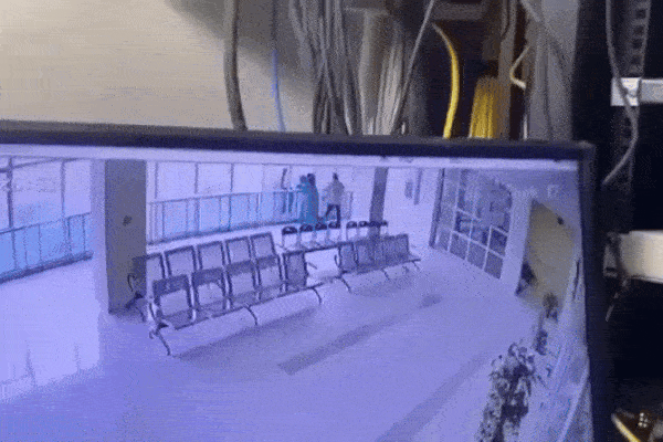 Vụ bảo vệ rơi từ tầng 7 khi ngăn bệnh nhân tự tử: Camera ghi lại khoảnh khắc thương tâm