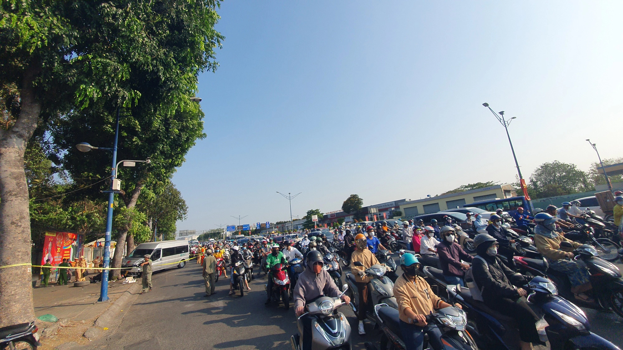 Tài xế lái xe 16 chỗ tông liên hoàn vào hai xe máy, nghi vấn do đột quỵ-1
