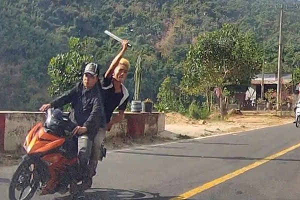 Vung mã tấu chém vào ôtô đang lưu thông trên đèo-1