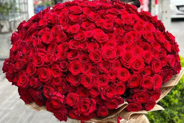 Đại gia Hà Nội mua bó hoa 26 triệu đồng làm quà 8/3 tặng vợ-3