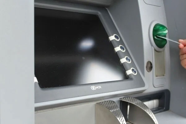 Thiếu tiền, người đàn ông đánh lừa máy ATM và cái kết bi hài-1