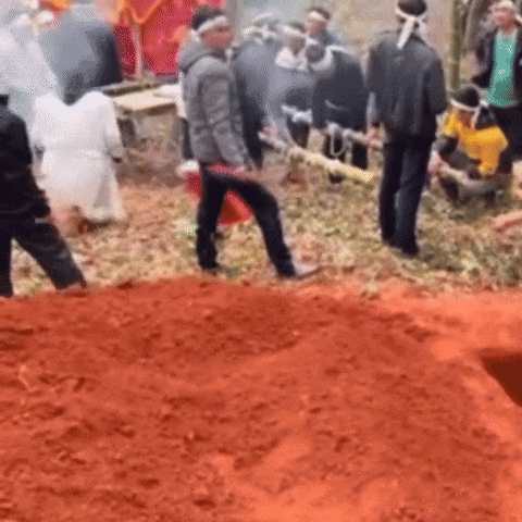 Xót xa khoảnh khắc thủ môn Bùi Tiến Dũng đi chân đất, quỳ gối tiễn biệt bố lần cuối-1