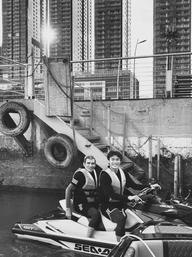 Xót xa khoảnh khắc thủ môn Bùi Tiến Dũng đi chân đất, quỳ gối tiễn biệt bố lần cuối-2