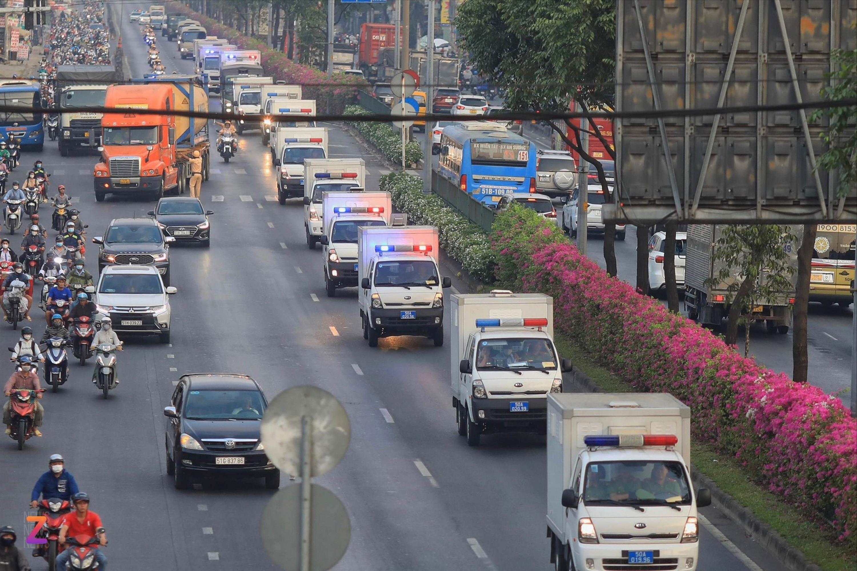 Đoàn xe dẫn giải các bị cáo liên quan vụ Vạn Thịnh Phát đến tòa-1