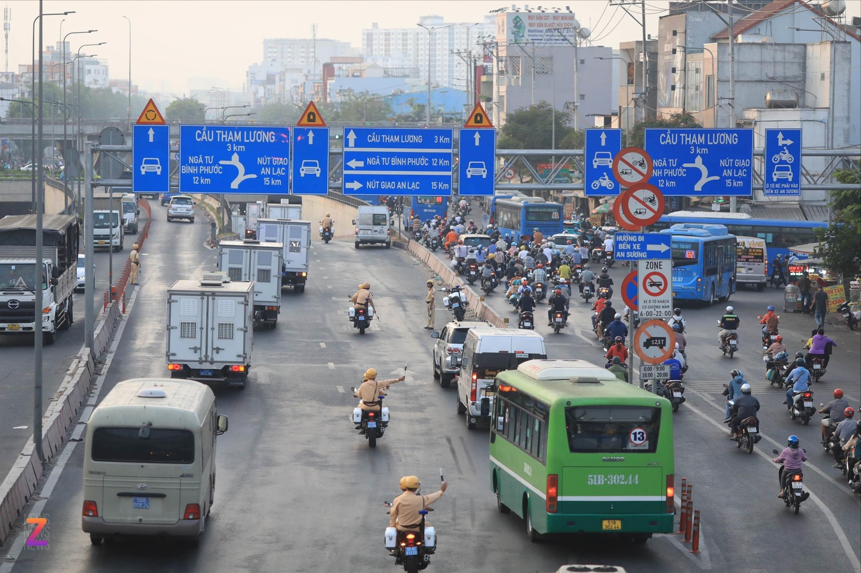 Đoàn xe dẫn giải các bị cáo liên quan vụ Vạn Thịnh Phát đến tòa-2