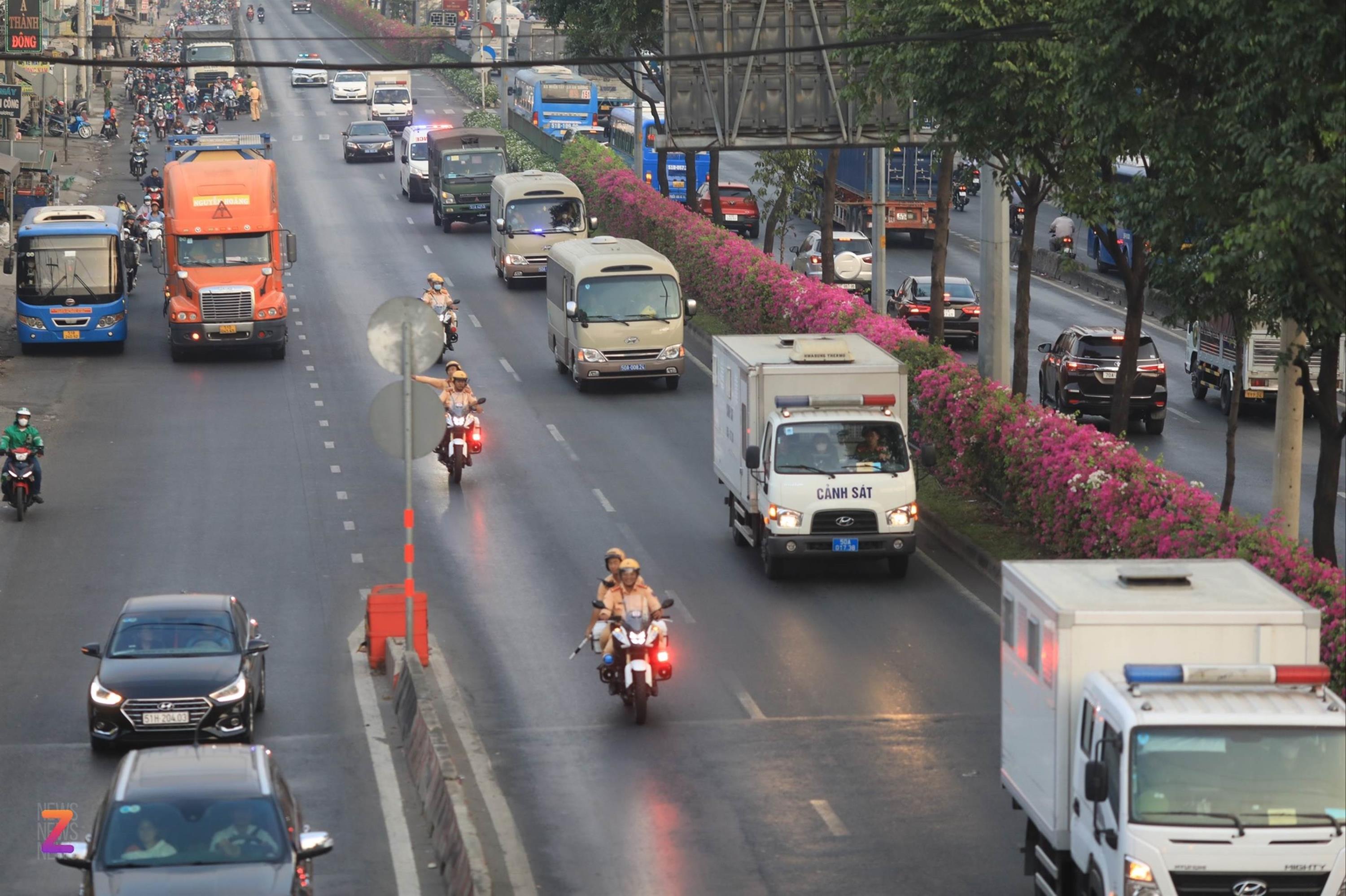 Đoàn xe dẫn giải các bị cáo liên quan vụ Vạn Thịnh Phát đến tòa-3