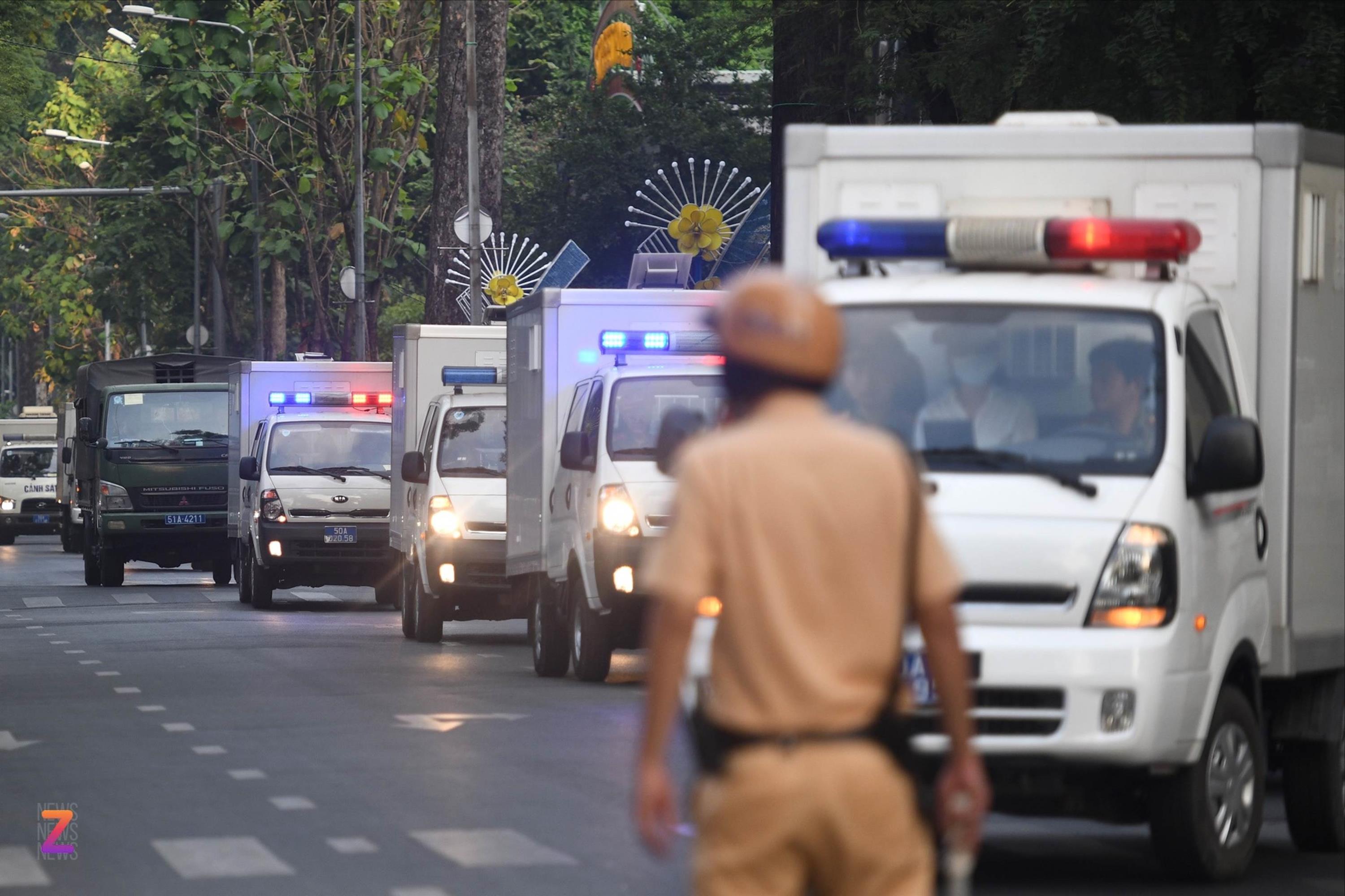 Đoàn xe dẫn giải các bị cáo liên quan vụ Vạn Thịnh Phát đến tòa-4