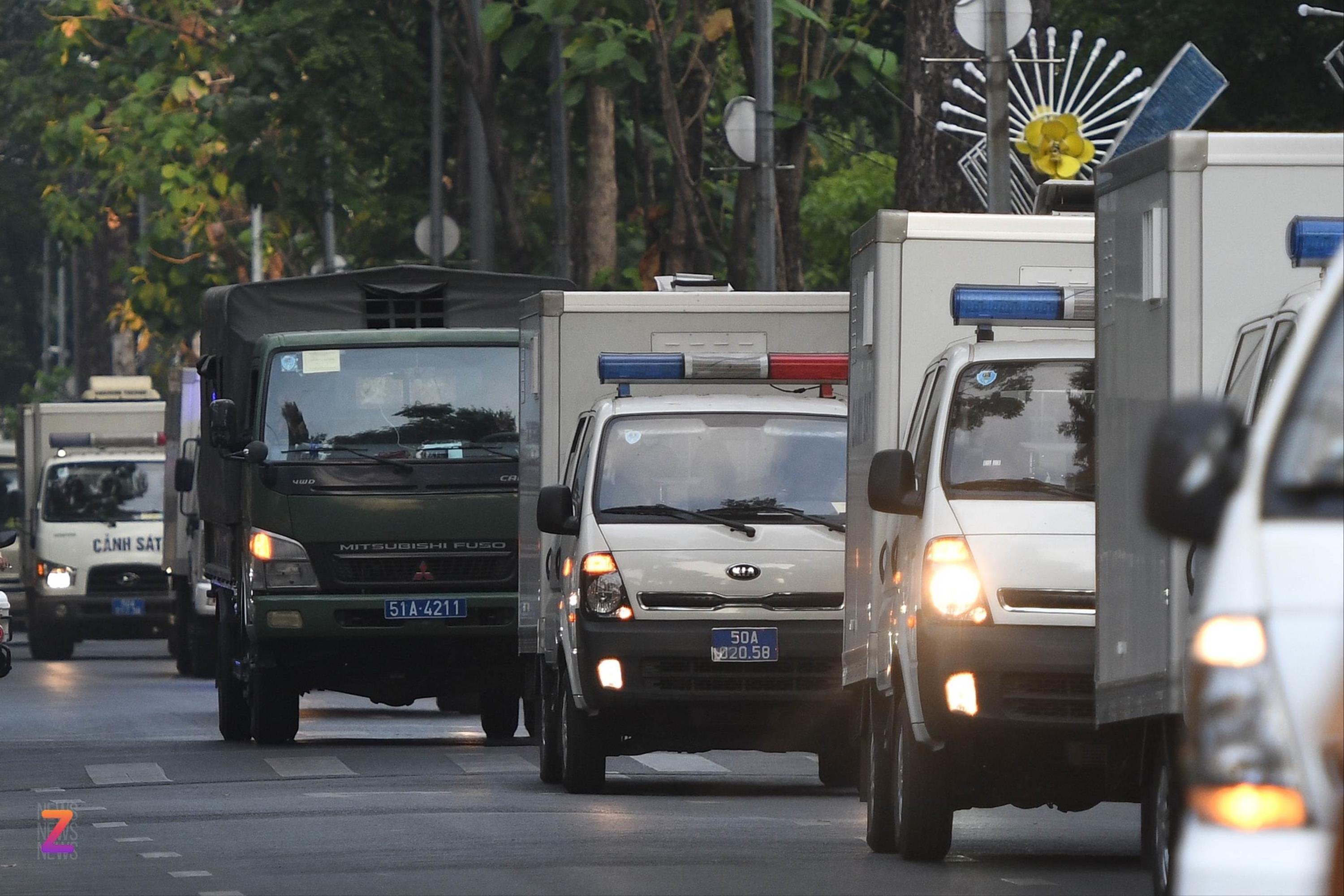 Đoàn xe dẫn giải các bị cáo liên quan vụ Vạn Thịnh Phát đến tòa-5