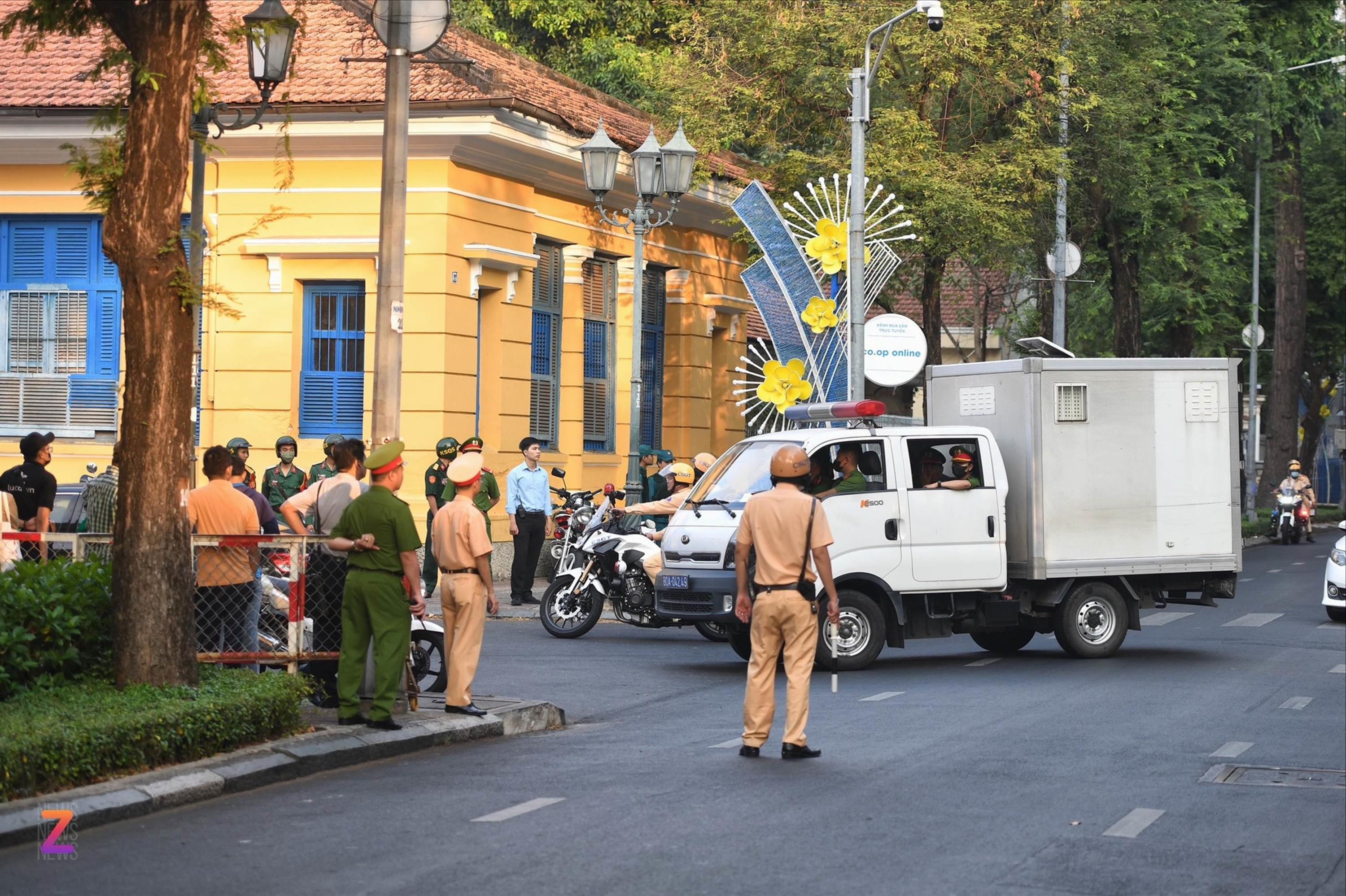 Đoàn xe dẫn giải các bị cáo liên quan vụ Vạn Thịnh Phát đến tòa-6