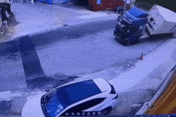 Clip: Lật nghiêng khi vào cua, container đè bẹp ô tô con đỗ bên đường