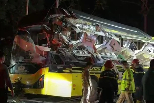 Clip: Chạy quá tốc độ dưới trời mưa, ô tô gặp tai nạn kinh hoàng-1