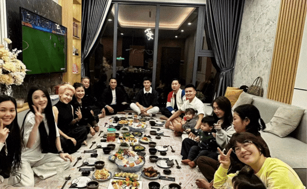 Hé lộ bức ảnh hiếm hoi bố mẹ Quang Hải và gia đình Chu Thanh Huyền chung mâm, mối quan hệ thông gia có tốt đẹp?-1