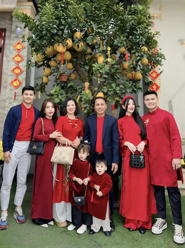 Hé lộ bức ảnh hiếm hoi bố mẹ Quang Hải và gia đình Chu Thanh Huyền chung mâm, mối quan hệ thông gia có tốt đẹp?-2