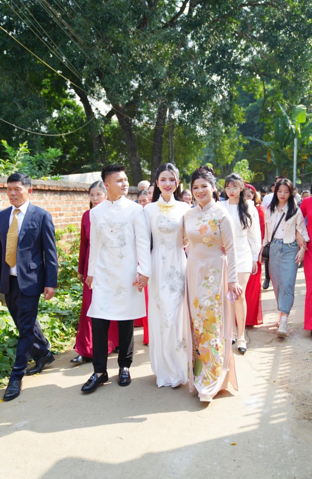 Hé lộ bức ảnh hiếm hoi bố mẹ Quang Hải và gia đình Chu Thanh Huyền chung mâm, mối quan hệ thông gia có tốt đẹp?-3