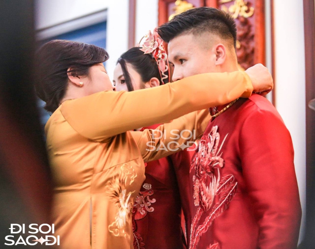 Hé lộ bức ảnh hiếm hoi bố mẹ Quang Hải và gia đình Chu Thanh Huyền chung mâm, mối quan hệ thông gia có tốt đẹp?-4