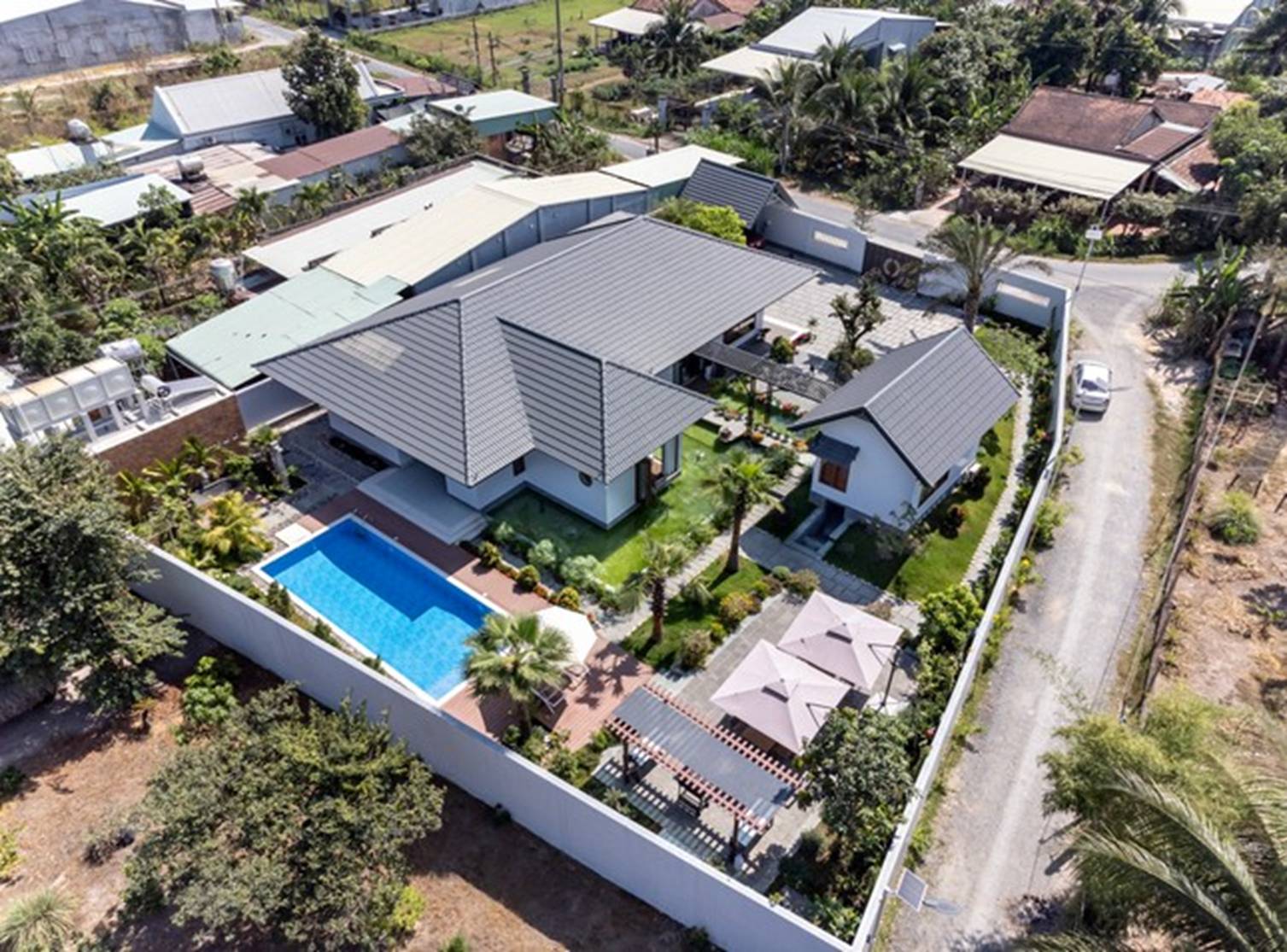 Nhà vườn Tây Ninh thiết kế phòng ngủ đặc biệt lửng lơ trên mặt nước-2